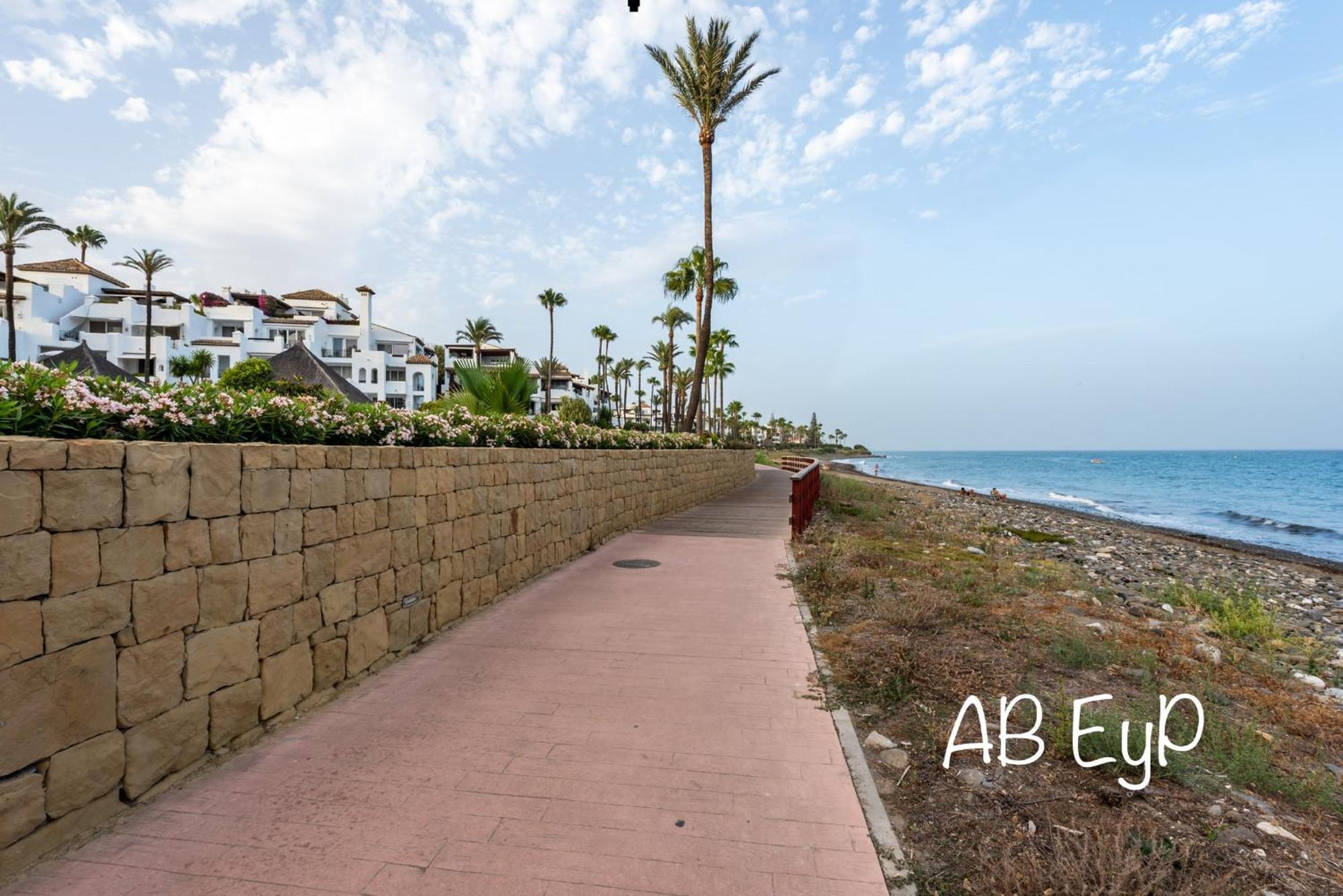 Alcazaba Beach Apartment Estepona Ngoại thất bức ảnh