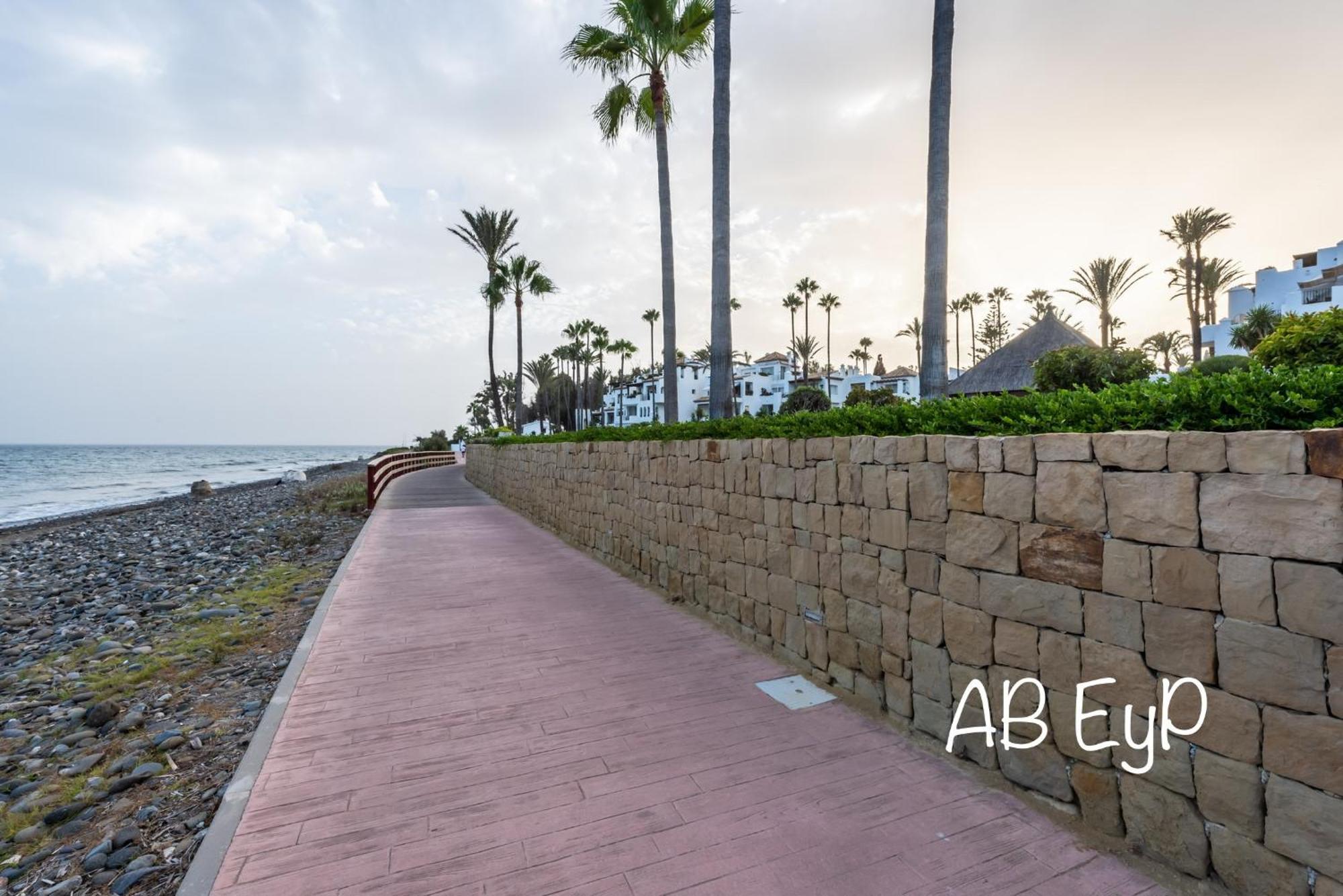 Alcazaba Beach Apartment Estepona Ngoại thất bức ảnh